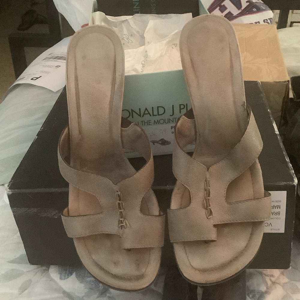Donald J. Pliner Women's pewter sandals with kitten heel 8.5